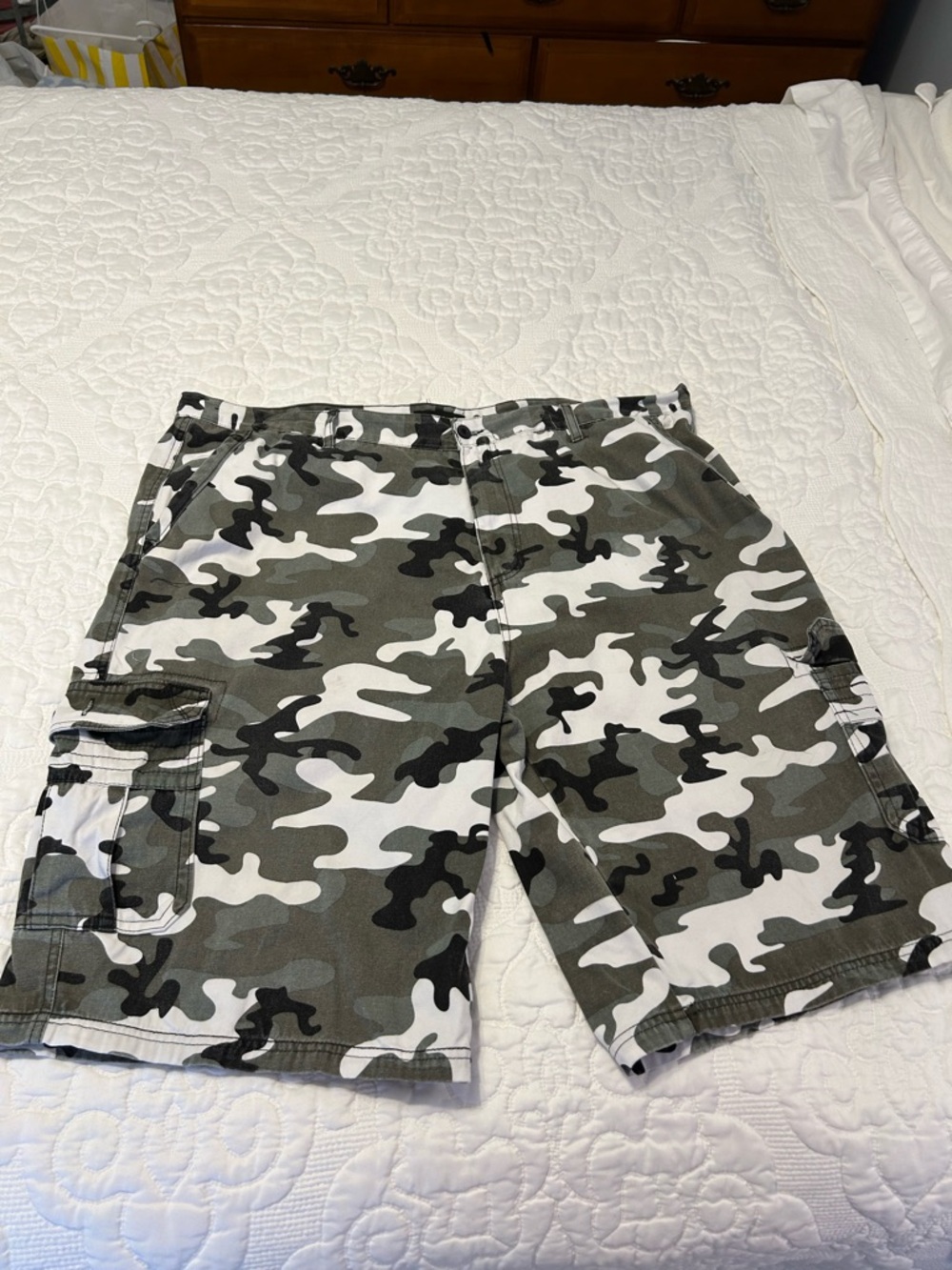 Counterattack Men's White & Gray Camo Cargo Shorts
